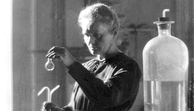 1898 - Pierre Curie ve Marie Curie, radyoaktif radyum elementini keşfettiler.