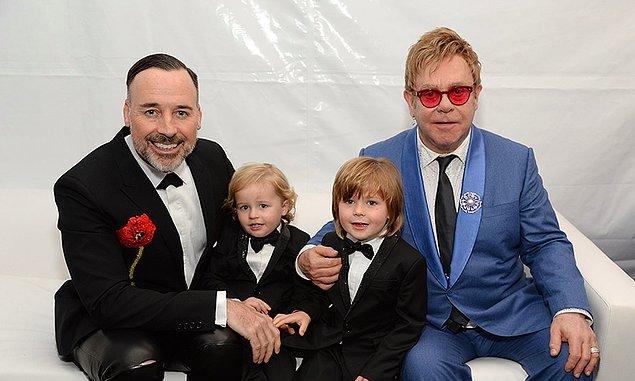 2005 - Birleşik Krallık'ta hemcinsler arasında medeni birliktelik yasallaştı. Elton John ve hayat arkadaşı David Furnish bu yasadan ilk yararlanan çift oldu.