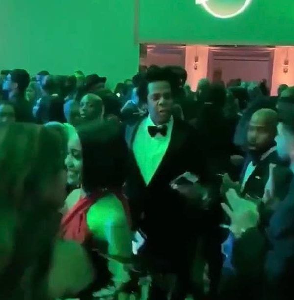 Затем появляется Джей, и сразу же хватает телефон с рук неизвестного. Он явно не доволен увиденным.