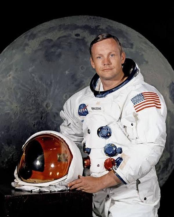15. Neil Armstrong'un 82 yaşındaki büyükannesi ünlü astronota Ay'a gittiğinde etrafa iyice bakıp "içine sinmiyorsa" Ay'a adım bile atmamasını tembih etmiştir. Ve Neil Armstrong atmamayı kabul etmiştir. 😂