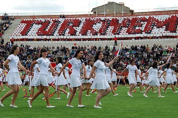 Danıştay'ın son kararıyla 2012 yılı öncesinde olduğu gibi 19 Mayıs törenleri stadyumlarda öğrencilerin hazırladığı tören gösterileri ile kutlanabilecek.