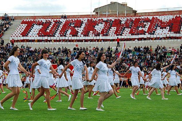 Danıştay'ın son kararıyla 2012 yılı öncesinde olduğu gibi 19 Mayıs törenleri stadyumlarda öğrencilerin hazırladığı tören gösterileri ile kutlanabilecek.