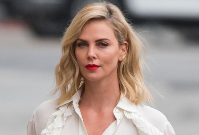 Oscar ödüllü bir oyuncu olan Charlize Theron özel hayatını gözlerden uzak yaşamayı seven ünlülerden bir tanesi.