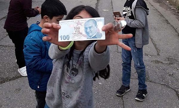 Çocuklara 100 lira ile 300 lira arasında harçlık verdi