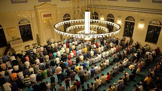 Diyanet Camilerdeki Oturakları Yasaklıyor: 'Başka Dinlerin İbadethanelerini Hatırlatıyor'