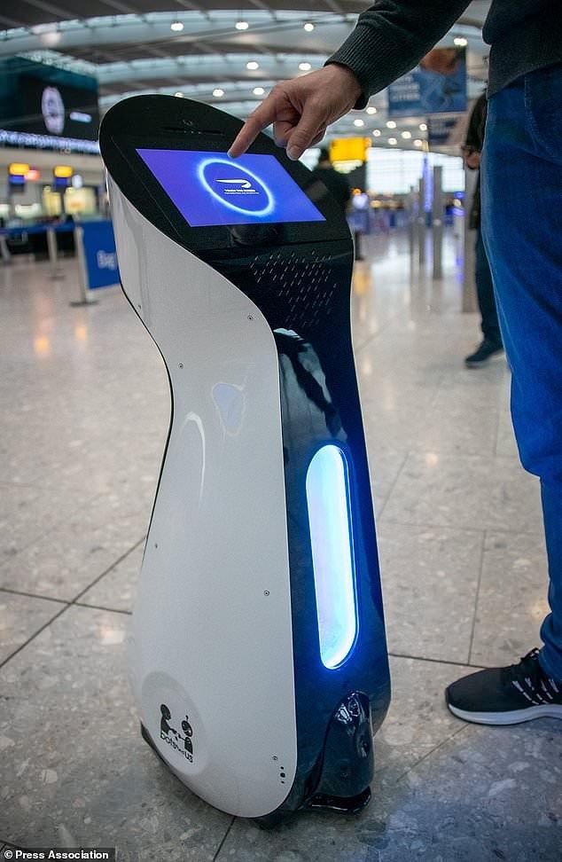 В лондонском аэропорту Хитроу появились роботы, которые могут отвечать на вопросы пассажиров British Airways и проводить их в кафе, туалеты и зоны регистрации