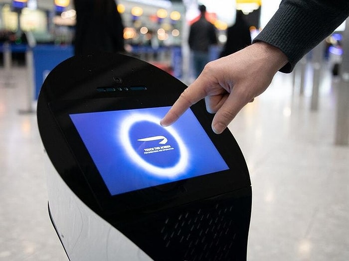 В лондонском аэропорту Хитроу появились роботы, которые могут отвечать на вопросы пассажиров British Airways и проводить их в кафе, туалеты и зоны регистрации