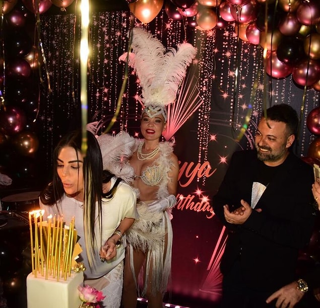Ozan Bey, eşi için Raffles Otel’in içindeki Long Bar’ı kapatmış ve tüm sevdiklerini oraya toplamış. Eşine yaptırdığı sürpriz pastanın üstünde ise helikopter maketi bulunuyormuş. Neden dersiniz?