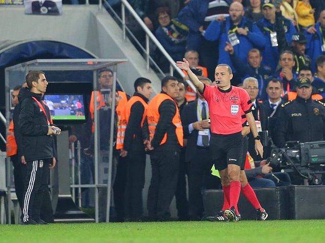 21 .dakikada Fenerbahçe penaltı kazandı. Sağ kanattan gelen ortaya Rebocho'nun elle müdahelesi sonucu Cüneyt Çakır penaltı kararı verdi.