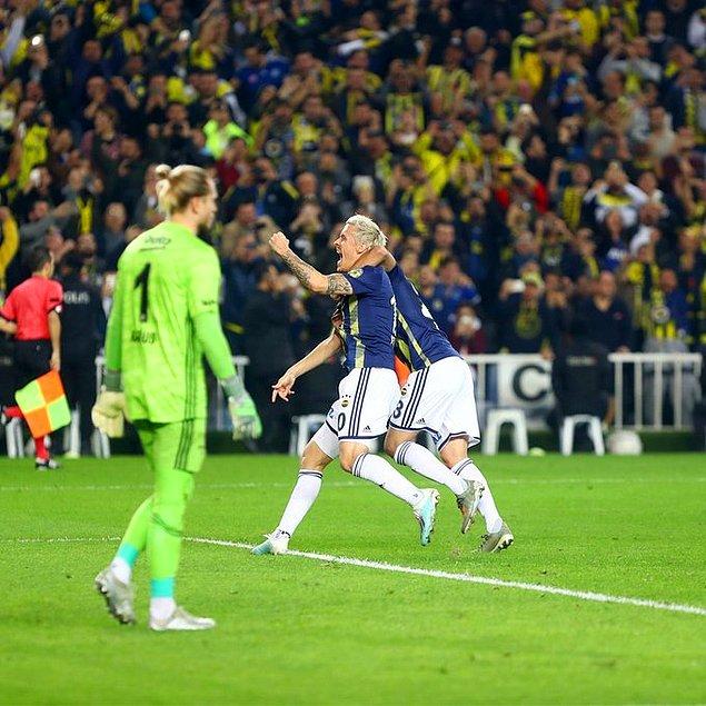 23. dakikada Max Kruse penaltıdan golü attı. Fenerbahçe öne geçen taraf oldu.