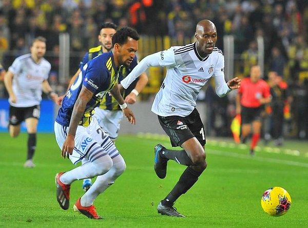 Maçın ilk yarısı Fenerbahçe'nin 2-1 üstünlüğü ile sona erdi.