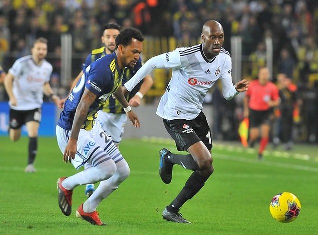Maçın ilk yarısı Fenerbahçe'nin 2-1 üstünlüğü ile sona erdi.