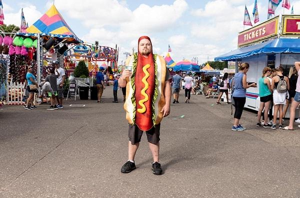 25. Minnesota'daki bir festivalde sosisli sandviç kılığındaki Sal Thegal. Ackerman ve Gruber imzalı bir fotoğraf.