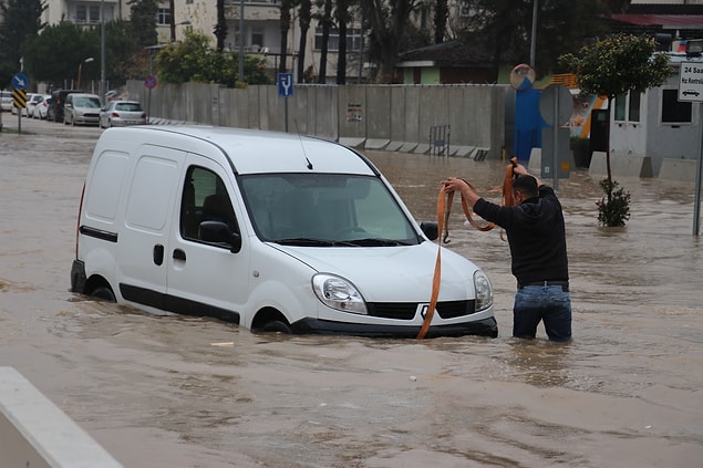 Bazı evleri su basarken, araçlar sokaklarda mahsur kaldı.