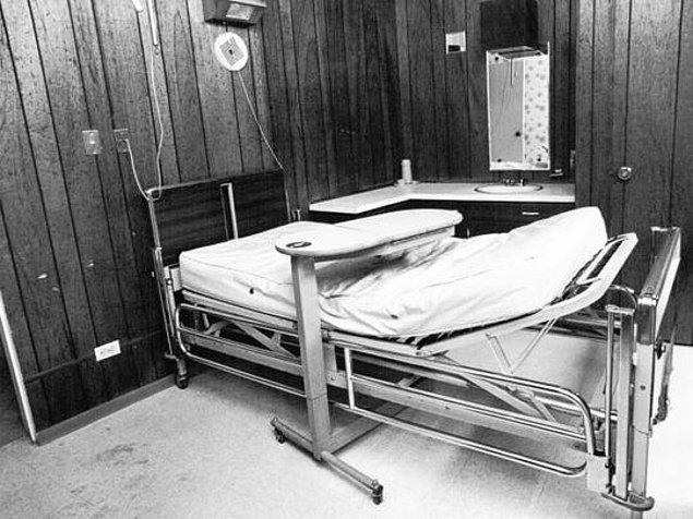 5. 1980 yılında Las Vegas'ta bir hastanedeki çalışan hastaların ne zaman öleceği üzerine iddiaya girdiği için kovulmuştu.