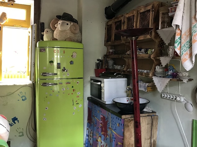 İşte o eskiye özlem hissini yaşatan, sıcaklığıyla yuvanın sözlük karşılığı haline gelen bir ev burası ama her şeyden de çok bir yuva çünkü minik kalplere ev sahipliği yapıyor!