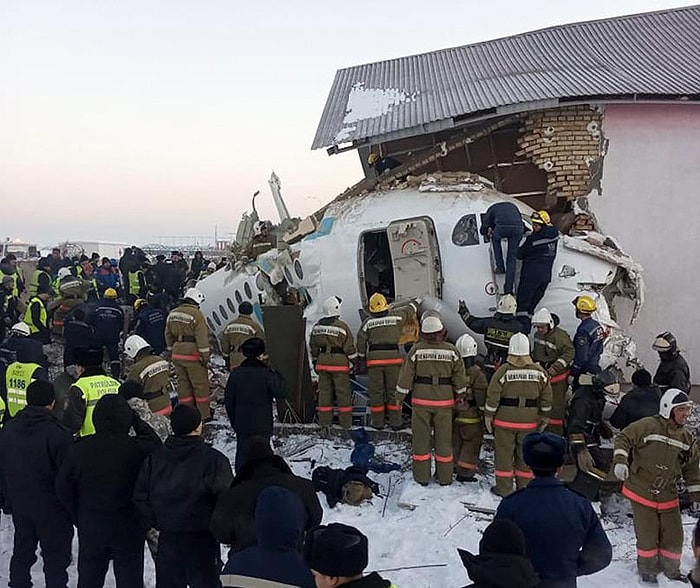 Kazakistan'da İçinde 100 Kişinin Bulunduğu Uçak Düştü: En Az 15 Ölü