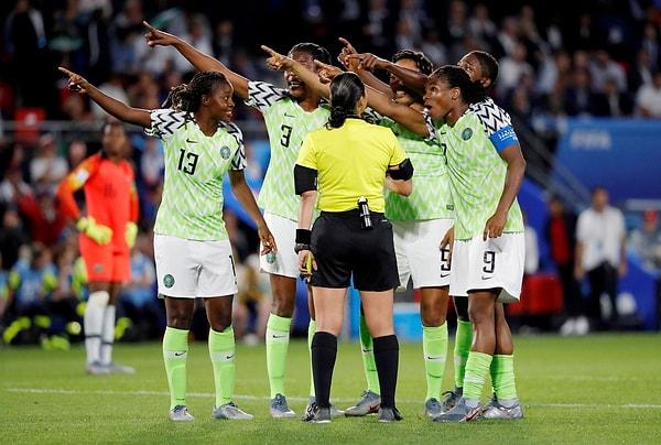 18. Kadınlar Dünya Kupası Finali A Grubu maçında Fransa ile oynayan Nijerya'nın futbolcuları, karşılaşmanın hakemi Melissa Borjas'a itiraz ediyor.