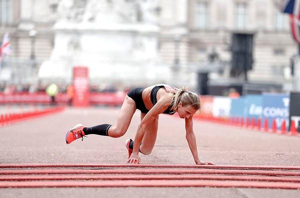 58. Büyük Britanyalı maratoncu Hayley Carruthers, Londra maratonunda bitişe metreler kala düşüyor.
