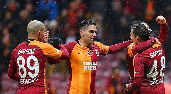 2019'u farklı galibiyetle kapatan Galatasaray, puanını 27'ye çıkarttı. Antalyaspor ise, 14 puanda kaldı.