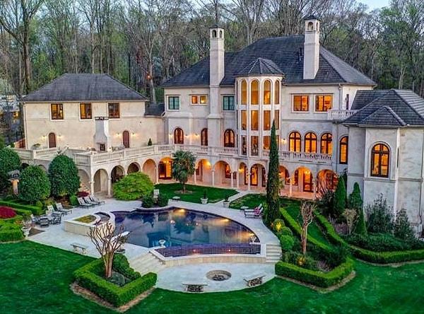 Sonunda Atlanta, Georgia'da kendilerine yaklaşık 2 bin metrekare bir ev aldılar. Ev demek de biraz hakaret gibi oldu ama bu malikanenin değeri ise 5.2 milyon dolar.