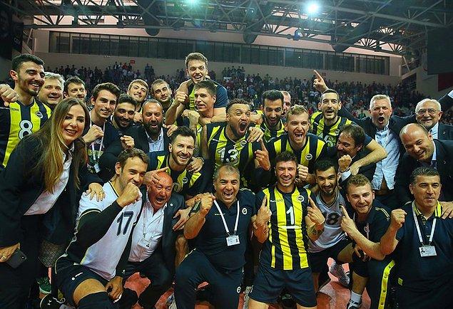 31. Voleybol Efeler Ligi play-off final serisinin beşinci maçında Arkas Spor'u 3-0 yenen Fenerbahçe, 2018-2019 sezonunun şampiyonu oldu. Sarı-lacivertli ekip, ligde 5. şampiyonluğuna ulaştı.