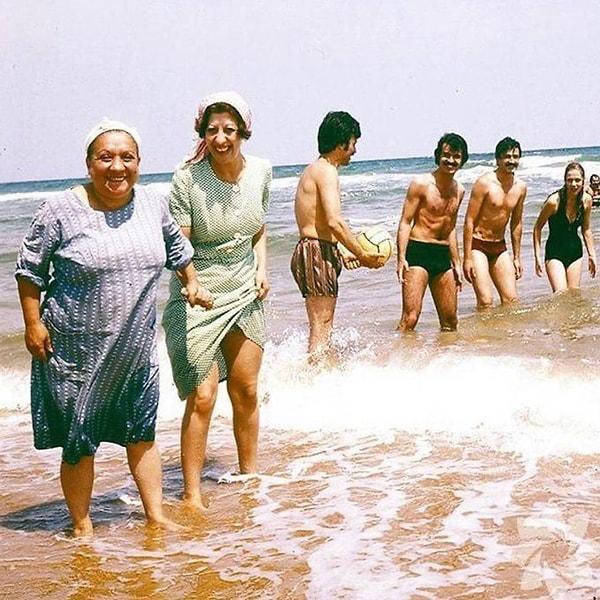 1. "Aile Şerefi" filminin kamera arkasından bir kare, İstanbul, 1976.