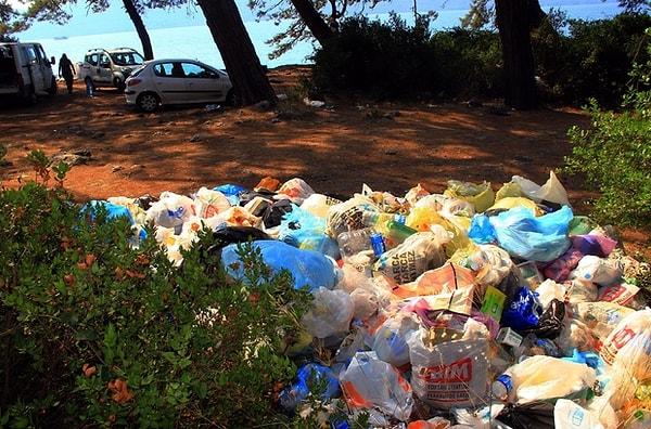 5. Birkaç saatlik keyiften sonra piknik yaptığı yere çerini çöpünü bırakıp doğaya zarar verenler!