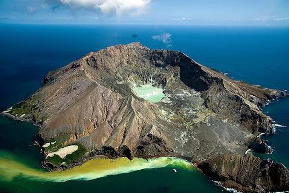 Вулканический остров в тихом океане. Вулкан Уайт-Айленд. Остров Уайт новая Зеландия. Вулканический остров Уайт-Айленд. Фиджи вулкан.