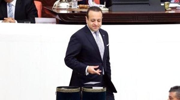 Egemen Bağış, eski Ekonomi Bakanı Zafer Çağlayan hakkındaki gensoru önergesiyle ilgili oyunu kullandıktan sonra zarfı kutuya fırlatır gibi bıraktı.