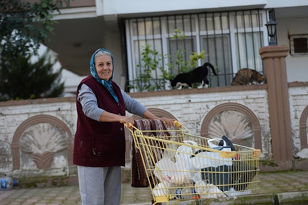 32. Yoldan geçen birinin market poşetlerine "İçinde ne var?" diye hiç çekinmeden bakmak.