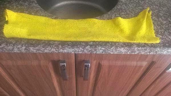 11. Ve tabii ki de mutfakların vazgeçilmezi, insana temizlik hissini veren sarı bezler.