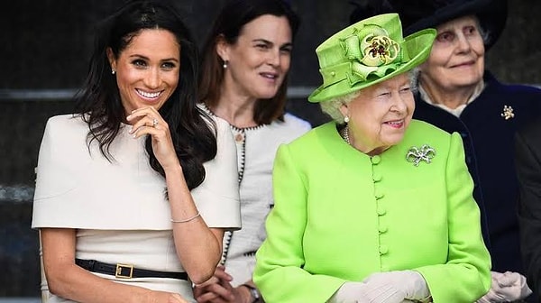 Говорят, что королевская семья, включая королеву Елизавету, узнала эту новость из заявления, которое они сделали в Сети.