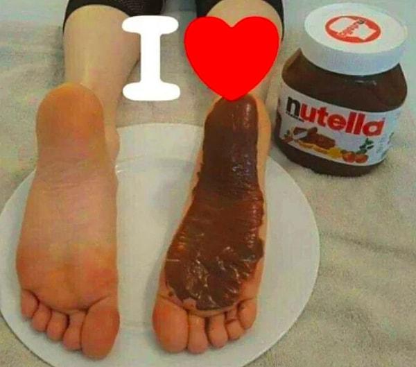 1. Diyelim ki evde ayaklarını uzatmış oturuyorsun ve biricik sevgilin sana, ayaklarını Nutella ile bezediği bu fotoğrafı gönderiyor...