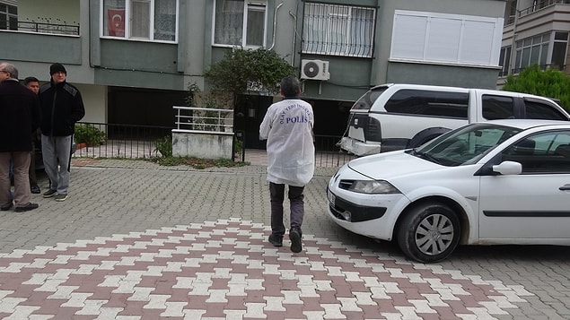 Olay, saat 11.00 sıralarında Edremit ilçesi Zeytinli Mahallesi Abdi İpekçi Caddesi'ndeki Irmak Apartmanı'nda meydana geldi.