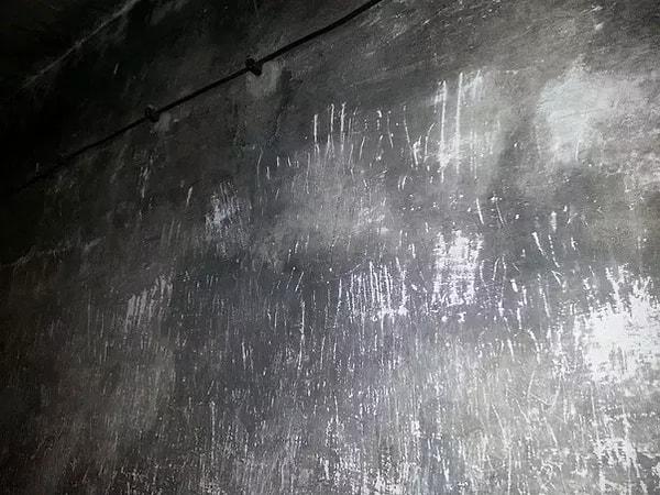19. Auschwitz'deki gaz odalarından birinin duvarı.
