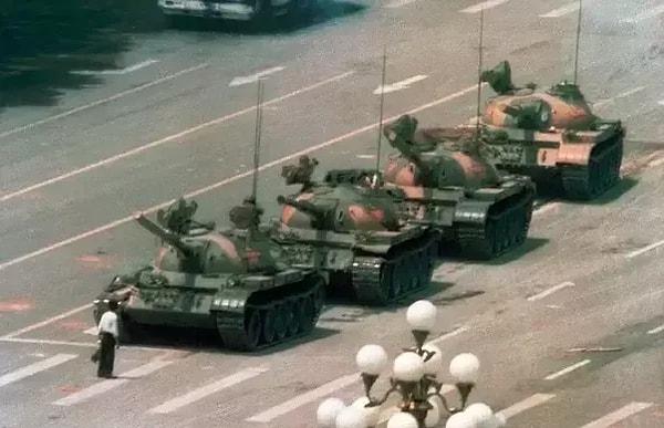 26. Tiananmen Medyanı Katliamı'nın ertesi günü, elinde alışveriş poşetleri olan bir adam tankların önünde duruyor, yıl 1989.