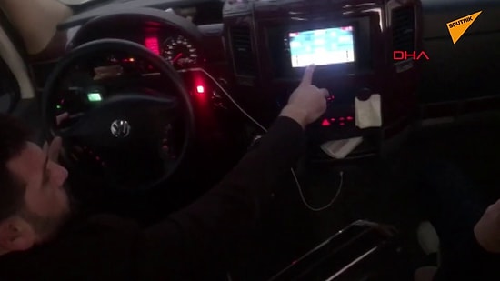 Bir Yandan Minibüsü Sürerken Diğer Yandan da Okey Oynayan Şoför!