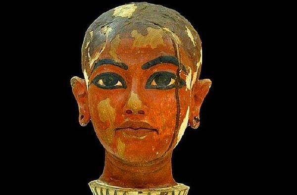 3. Tutankhamun kral olduğunda henüz 9 yaşındaydı. Bu nedenle o dönemde çoğu karar yüksek rütbeli görevliler tarafından veriliyordu. Yaşından dolayı 'Çocuk Kral' olarak da biliniyordu.