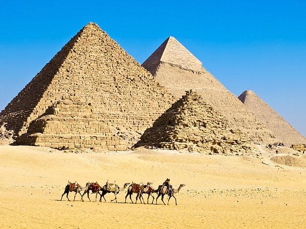 8. Neredeyse sona yaklaştın! Mısır piramitlerinden hangisi en büyüktür?