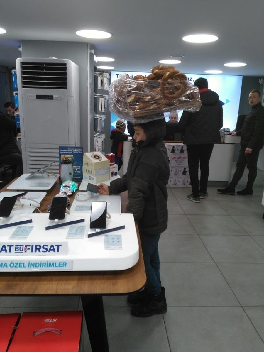 Akranları Karne Almaya Hazırlanırken Başında Simit Tablası ile Teşhir ...