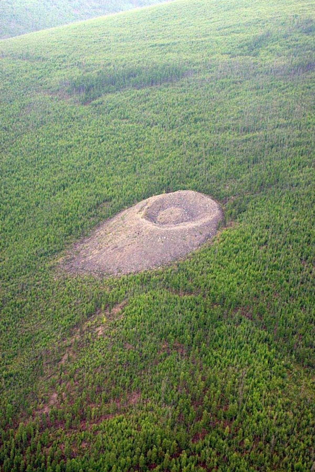Земли которые не разгаданы. Конус Колпакова Патомский кратер. Патомский кратер гнездо огненного орла. Кратер в Сибири Патомский. Патомский кратер в Иркутской области.