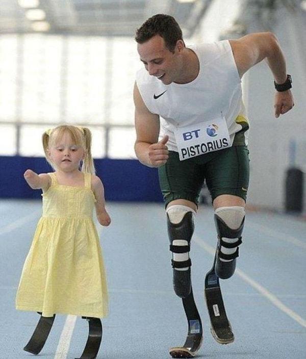 28. Paralimpik Olimpiyatçı Oscar Pistorius, Ellie Challis ile yarışıyor.