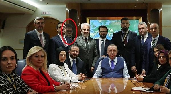 Anadolu Ajansı tarafından çekilen başka bir fotoğrafta ise Hakan daha net görüldü fakat sosyal medyadaki eleştirilerden kaçamadı.