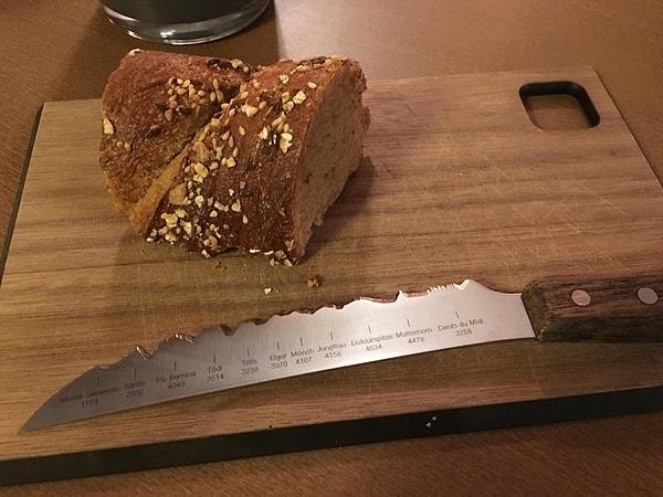 5. Bir İsviçre restoranında bulunan bıçağın keskin tarafına, İsviçre Alplerinde bulunan tepelerin görüntüsü verilmiş.