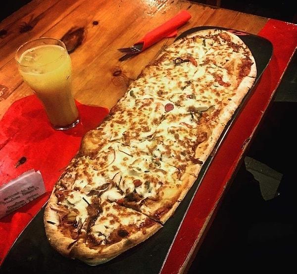 7. Snowboard parkında bulunan bir pizza restoranı, pizzalarını snowboard üzerinde servis ediyor.