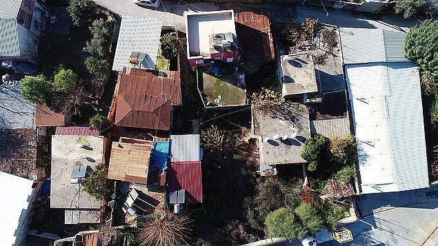 5. Mersin'in Tarsus ilçesinde, 4 gecekondulu bir sokakta MİT gözetiminde 2016 yılında başlayıp 1 yıl süren kazının yapıldığı 'gizemli ev' meraklı vatandaşların uğrak yeri oldu. Kazı yapılan evlerden birinin sahibi Ali Atasever, "Merak edip gelenler, fotoğraf çekiliyor. Burası adeta turistik bir mekana dönüştü" dedi.