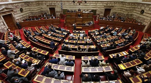 Sakellaropulu 300 sandalyeli parlamentoda 261 milletvekilinin oyunu aldı.