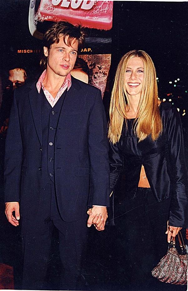 4. Bu aşk üçgeninin hikayesine, Jennifer Aniston ile Brad Pitt'i ilk kez ele ele gördüğümüz bu nostaljik fotoğrafla başlayalım. Sene 1999, Brad Pitt de Jennifer Aniston da genç birer oyuncu olarak henüz kariyerlerinin başındalar. Bir akşam yemeğinde ilk kıvılcımları ateşlenen aşk tam olarak ne zaman bir ilişkiye dönüştü onu bilmiyoruz ama, onları ilk kez Emmy Ödüllerinde el ele kırmızı halıda salınırken görüyoruz.