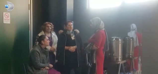 Aleyna'nın kuliste sandalyede otururken kayınvalidelerin ayakta beklediği video stüdyoda bir tartışma başlattı.